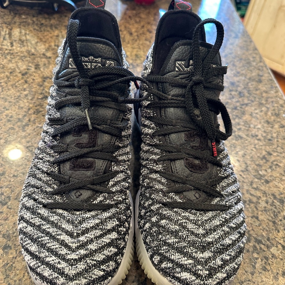 Nike Lebron James Xvi Oreo Us 8.5 Mens